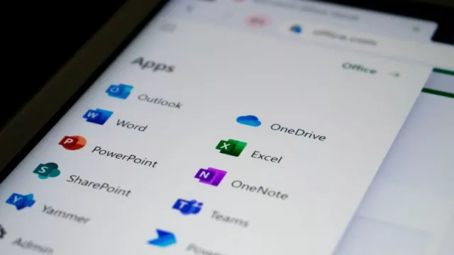 Logo OneDrive zobrazené v přehledu na displeji mobilu