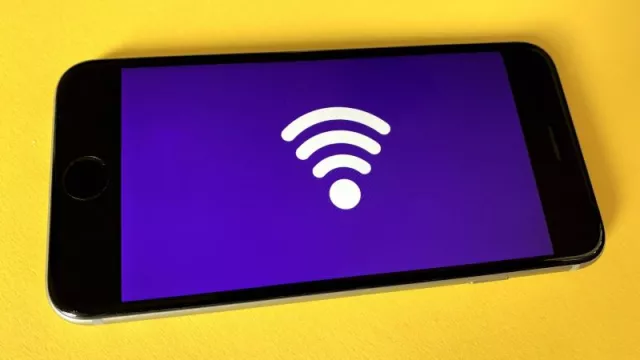 Symbol Wi-Fi na displeji mobilního telefonu