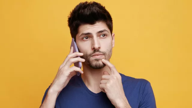 Muž s telefonem u ucha