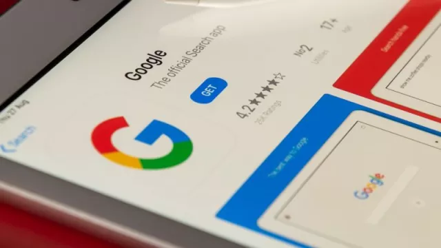 Google Play na displeji smartphonu