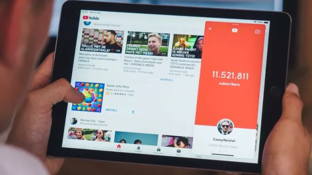 Stránka YouTube na displeji tabletu