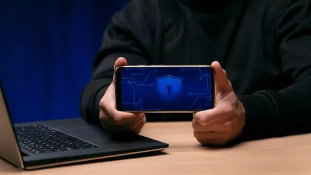 Smartphone v rukou uživatele