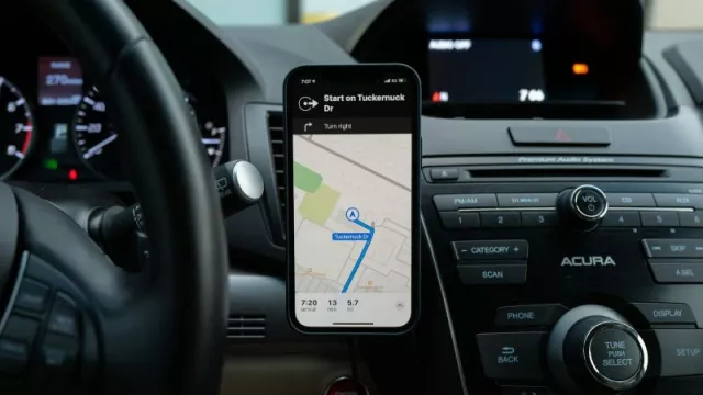 Mapová navigace  ve smartphonu během jízdy ve vozidle