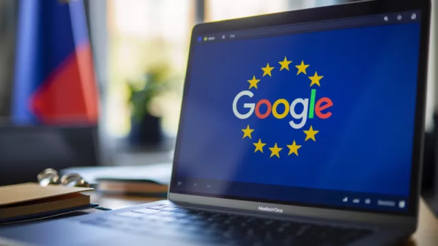 Logo Google s pozadím symbolu Evropské unie na displeji laptopu