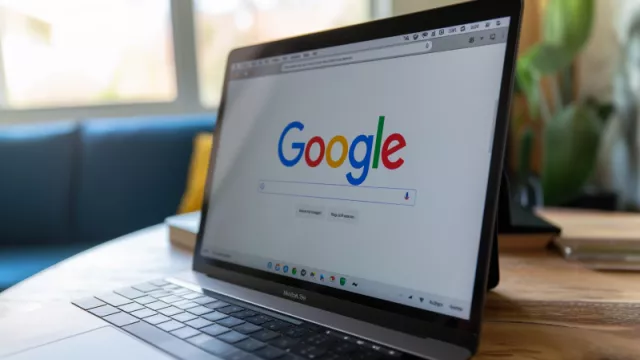 Stránka s logem Google na displeji laptopu
