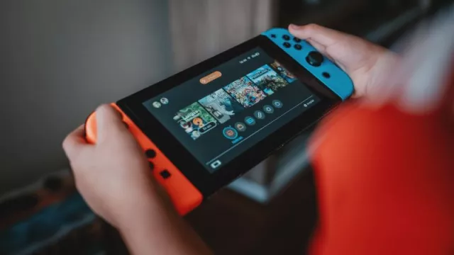 Nintendo Switch v rukou hráče