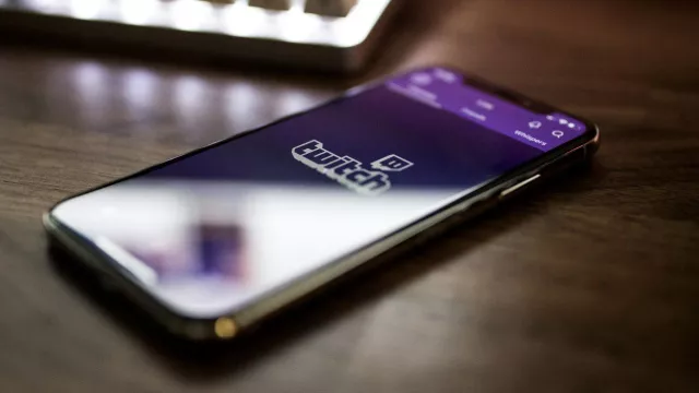 Logo hry Fortnite na displeji mobilu