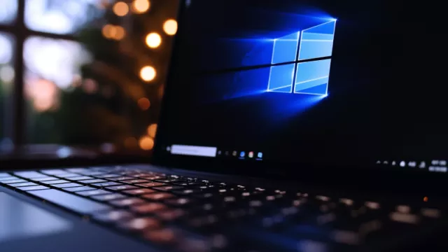 Logo Microsoft Windows na displeji notebooku