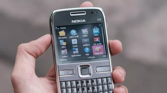Uživatel drží v ruce telefon Nokia