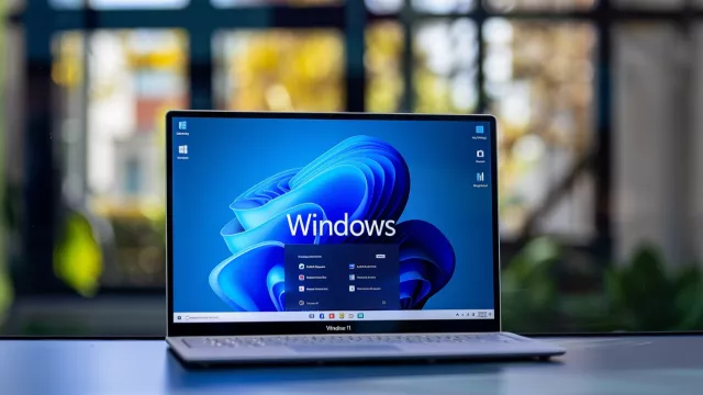Windows 11 na displeji laptopu