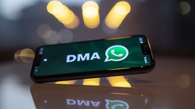 Logo WhatsApp a nápis DMA na displeji smartphonu