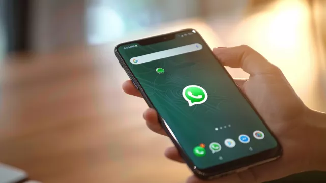 Smartphone s logem WhatsApp na displeji