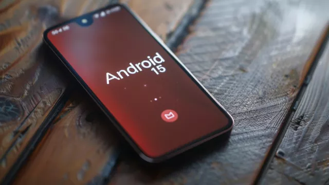 Smartphone s nápisem Android 15 na displeji