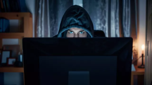 Zloděj identity skrytý za počítačovým monitorem