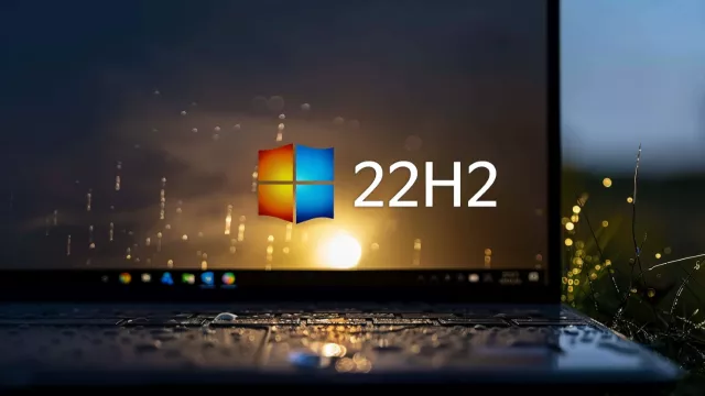 Laptop s logem Windows 10 22H2 na displeji