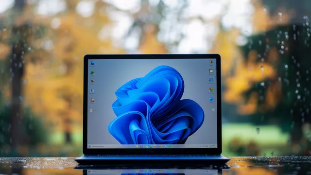 Logo Windows 11 na displeji laptopu