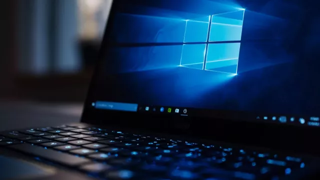 Logo Windows 10 na displeji laptopu