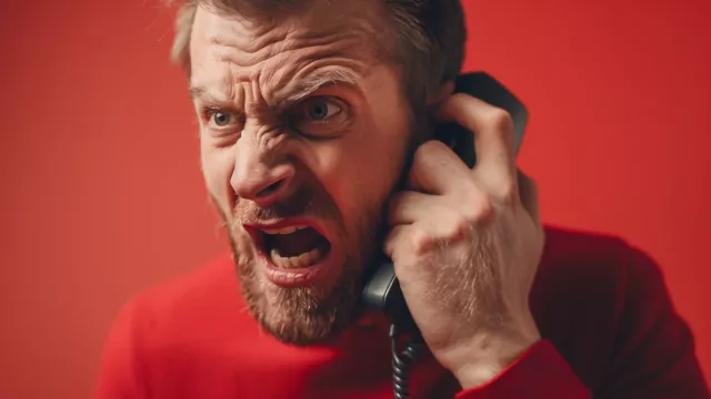 Muž s telefonem