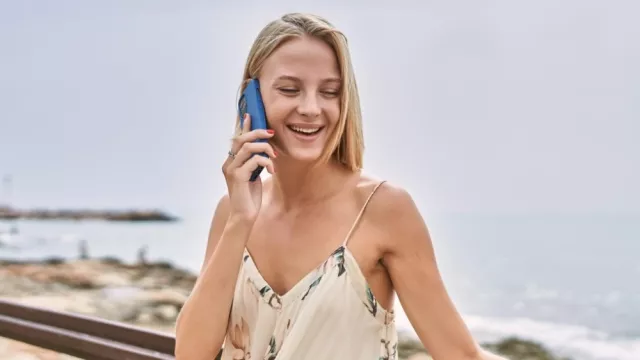 Žena s telefonem, dovolená v chorvatsku