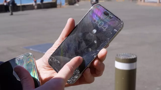Rozbitý iPhone 16