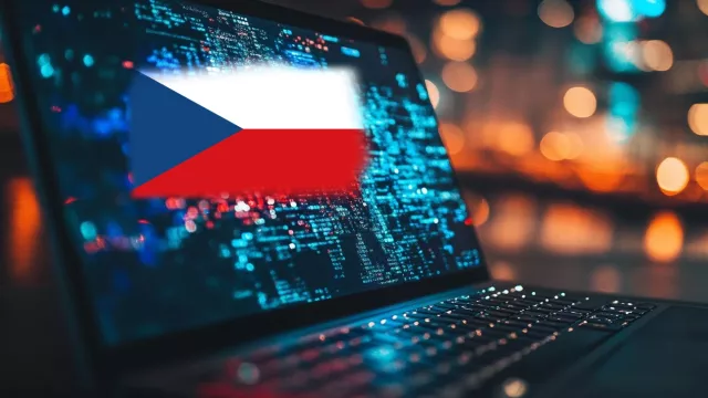 Česká vlajka s počítačem