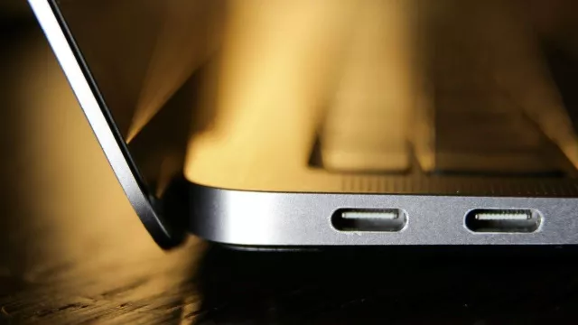 Detail na USB-C porty laptopu