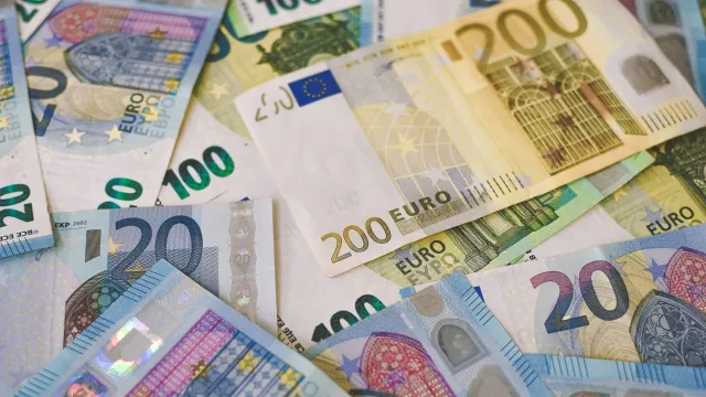 Zákaz hotovosti od roku 2027: co je pravdy na údajném nařízení Evropské komise?