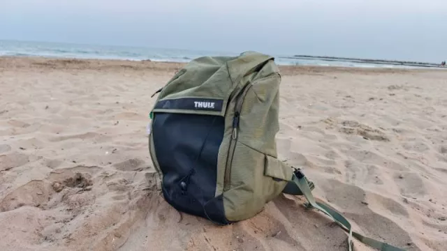 Recenze: Thule Paramount 28 l – promyšlený a odolný batoh nejen na kolo  Thule Paramount 28 l je podle výrobce primárně cyklistický batoh pro městské uživatele, kteří s sebou pravidelně vozí více elektronických zařízení a potřebují praktické zavazadlo s větším objemem. Batoh Thule Paramount s objemem 28 litrů jsme měli možnost testovat několik měsíců v různých podmínkách a také jsme s ním jezdili na kole, ale podle nás je to spíše univerzální městské zavazadlo s víkendovým nebo dovolenkovým přesahem. Na kaž