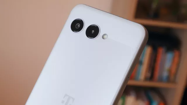 Telefon s umělou inteligencí, který stojí 1 korunu: vyzkoušeli jsme nový T Phone 3