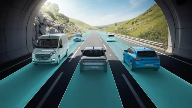 Vozidla vyjíždějí z dálničního tunelu