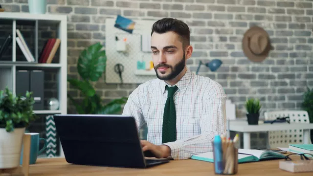 Muž na notebooku