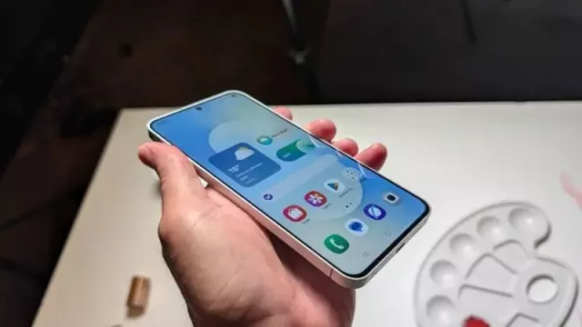 Smartphone v ruce uživatele