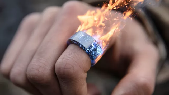 Nebezpečné chytré prsteny? Muži uvěznil prst a málem explodoval