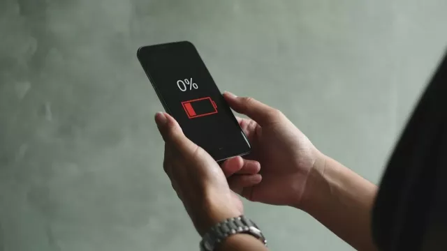 Symbol vybité baterie na displeji mobilu