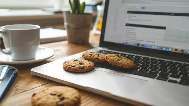 Sušenky cookies rozházené po klávesnici notebooku