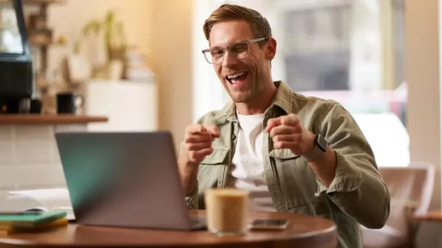 Spokojený uživatel laptopu