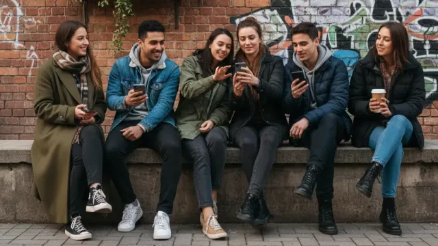 Mladí lidé sdílí obsahy svých mobilních obrazovek