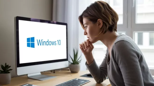 Uživatelka a počítač s Windows 10