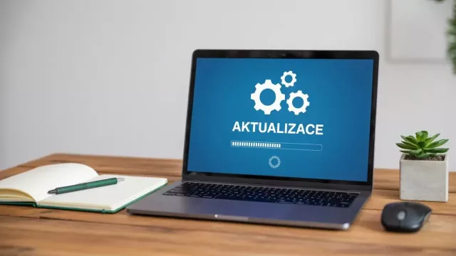 Proces aktualizace na displeji laptopu
