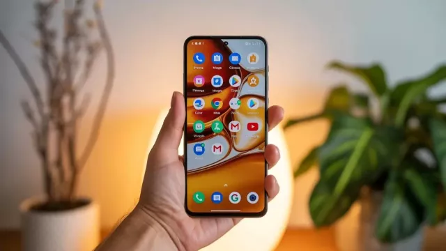 Androidový mobil v rukou uživatele