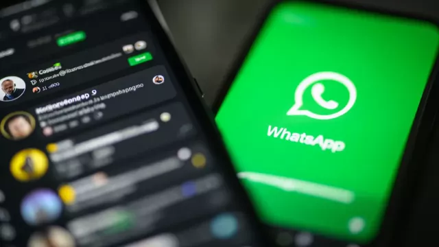 Ilustrace na téma WhatApp -- logo na dispeji mobilu a vedle konverzační vlákno