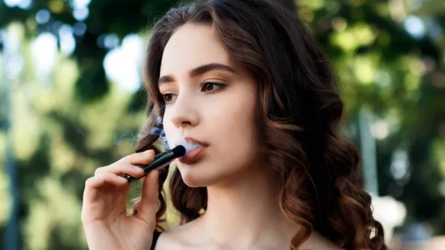 Kouření elektronické cigarety, ilustrační