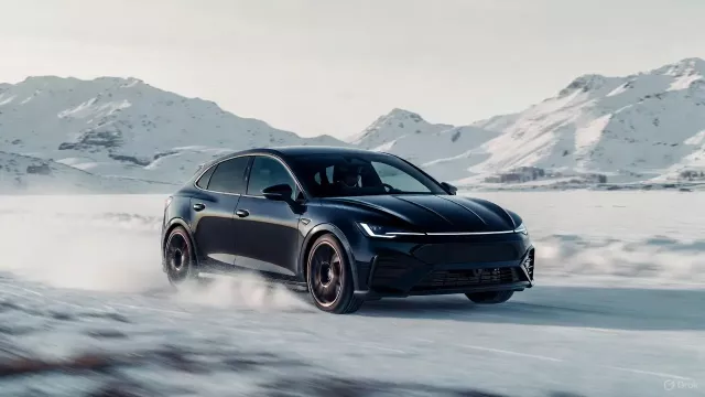 Elektromobil uhání zimní krajinou