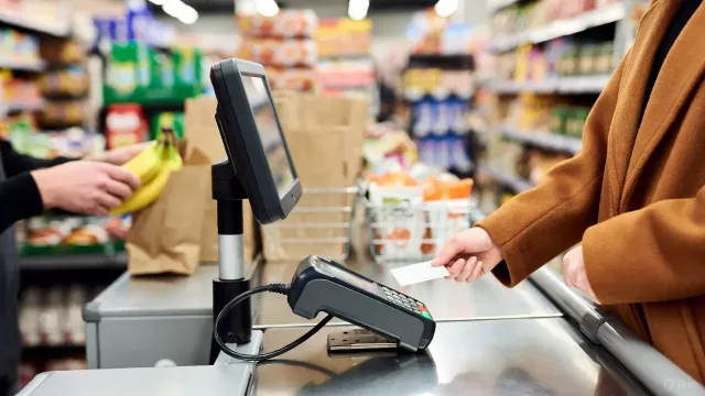 Platba za nákup v supermarketu