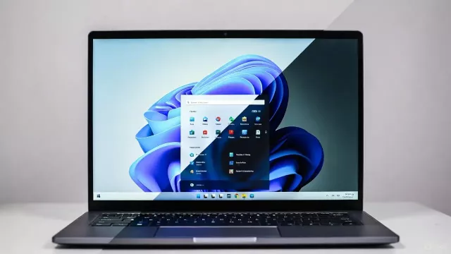 Laptop s Windows 11: polovina obrazovky je ve tmavém a druhá ve světlém režimu