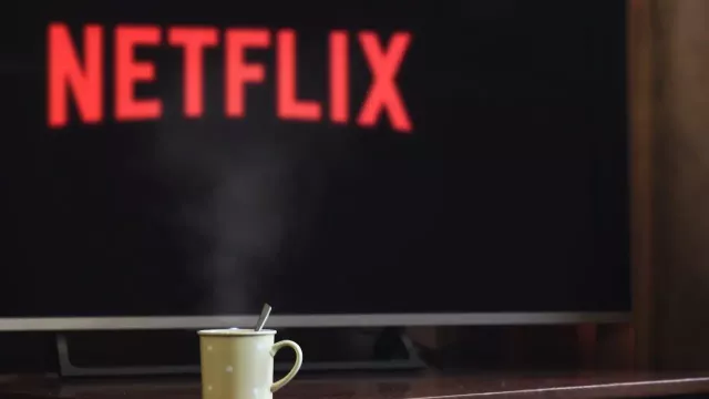 Ilustrativní obrázek na televizor s logem Netflix