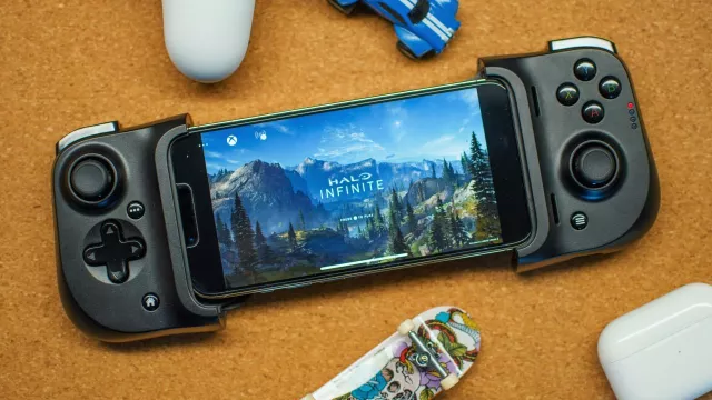 Smartphone zasazený do herního ovladače