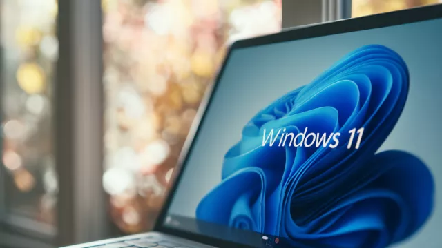 Pracovní plocha Windows 11 na displeji laptopu