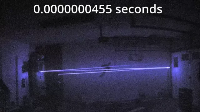 Vědec z YouTube dokázal „nemožné“: Natočil letící paprsek světla