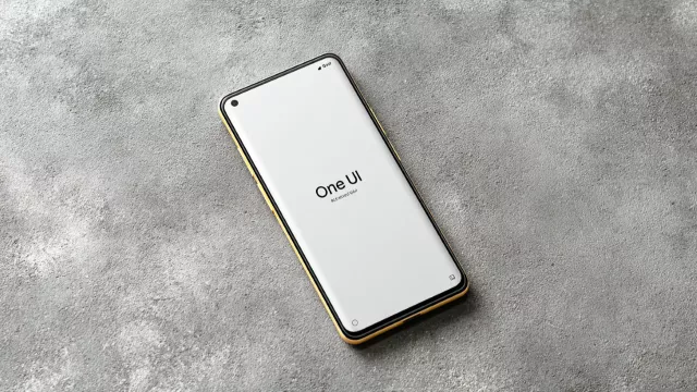 Moderní smartphone s textem One UI na displeji